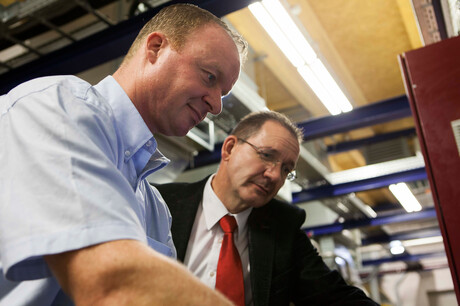 Инженерът на Kaeser Хагес и служителят на ZF Friedrichshafen Баумгартен по време на разговор